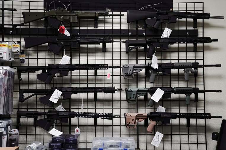 Conheça a AR-15, a arma do massacre do Texas que é a mais popular nos EUA