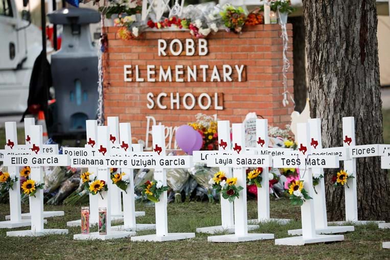 Homenagem às vítimas em frente à Robb Elementary School