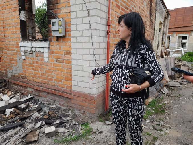 Marina Starova junto ao que resta da sua casa em Velyka Dymerka, Kharkiv