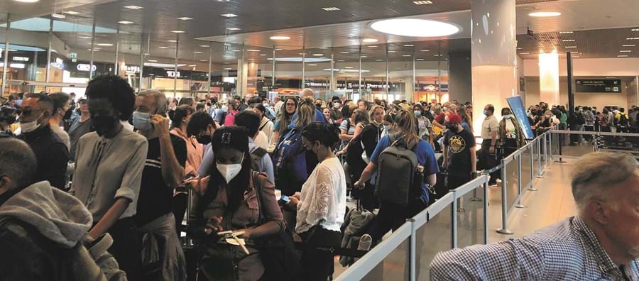 Estratégia tem como objetivo evitar longas filas nos aeroportos na hora do desembarque, como foi o caso desta terça-feira, em Lisboa. Os passageiros esperaram entre quatro e cinco horas à chegada a Portugal