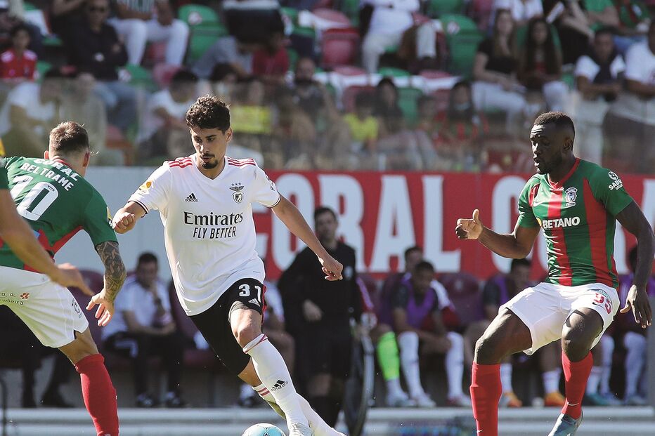 Gil Dias conduz uma jogada de ataque do Benfica