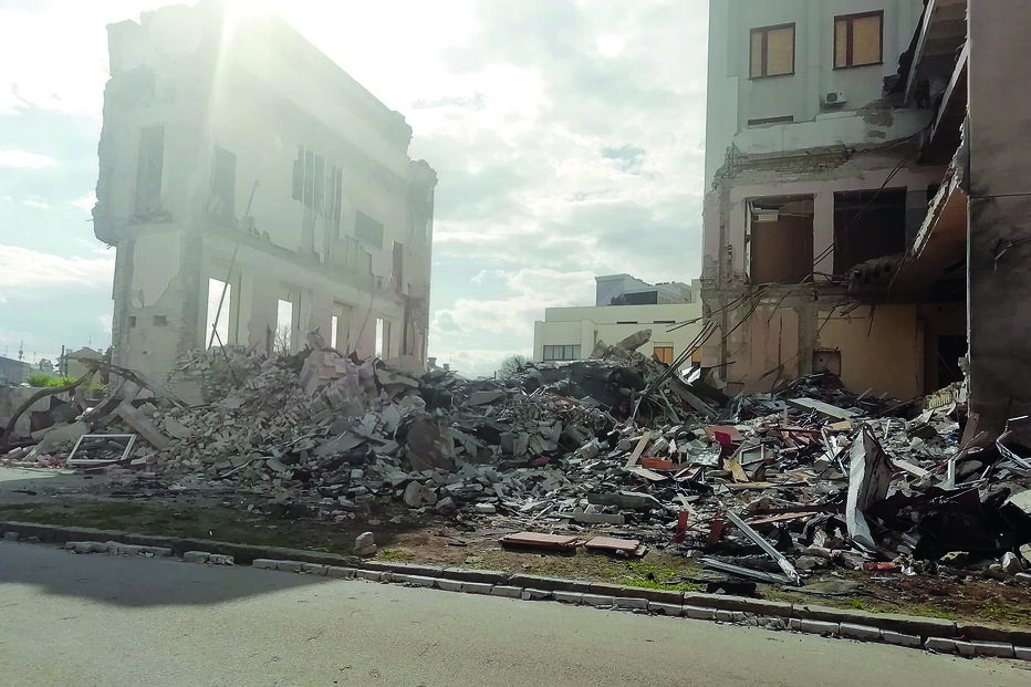 Apesar da destruição, a cidade, que fica a pouco mais de 30 quilómetros da fronteira com a Rússia, tem resistido 