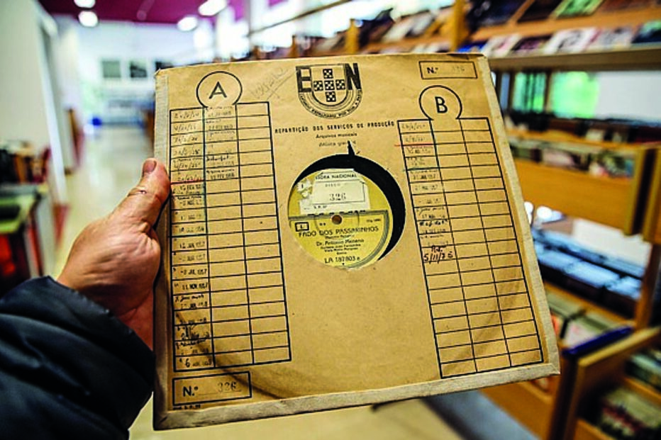 Biblioteca Municipal de Coimbra vai colocar à disposição a sua coleção de discos em vinil, que podem ser ouvidos mediante marcação