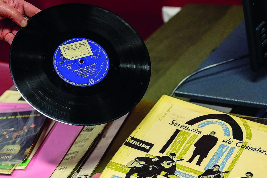 Biblioteca Municipal de Coimbra vai colocar à disposição a sua coleção de discos em vinil, que podem ser ouvidos mediante marcação