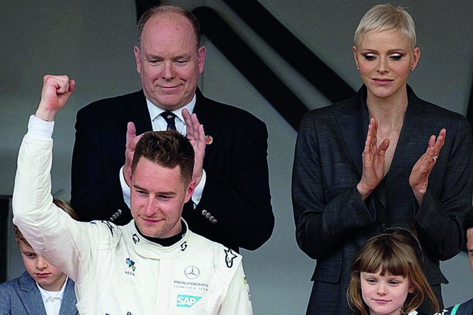 Stoffel Vandoome com a família real após a vitória na prova 