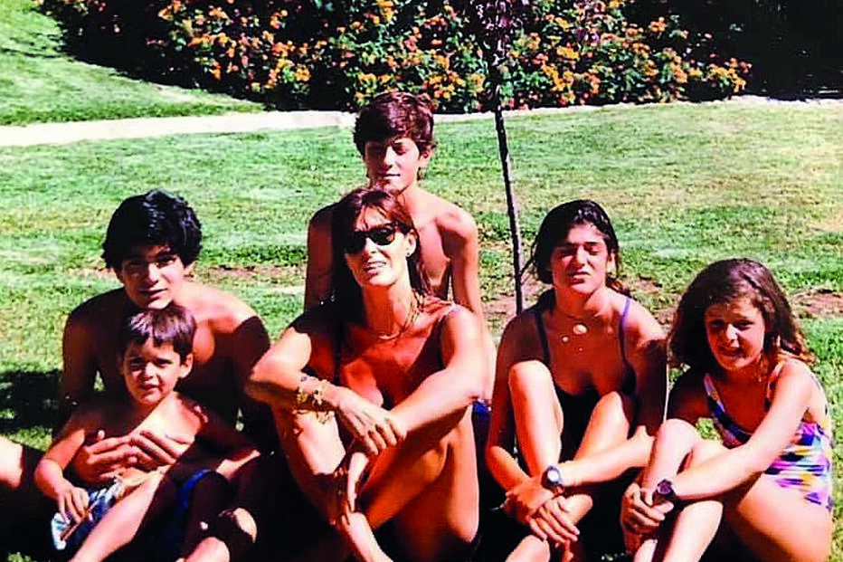 Maria Botelho Moniz com a mãe e os irmãos