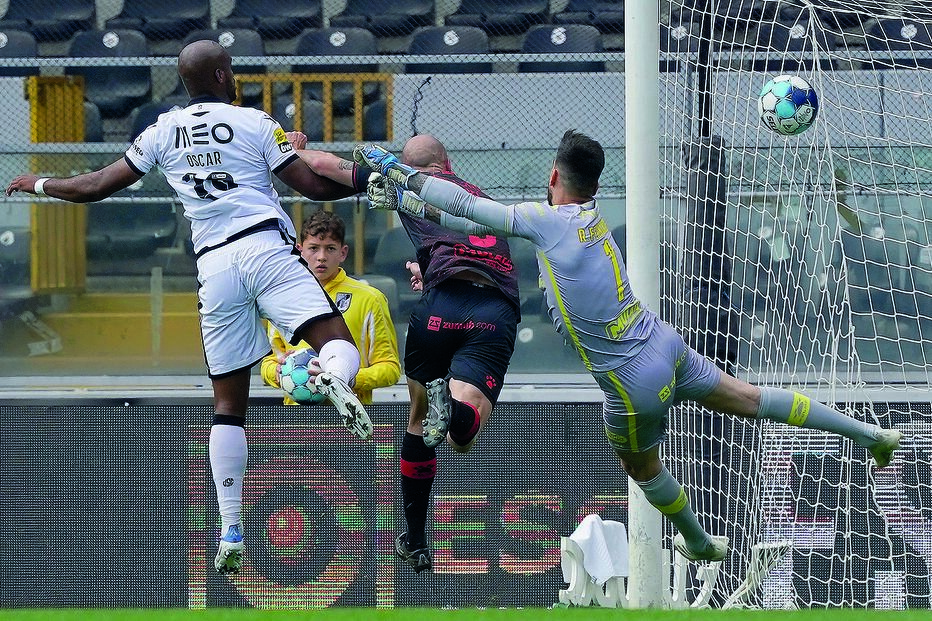 Estupiñán marcou de cabeça o golo do V. Guimarães frente ao Santa Clara