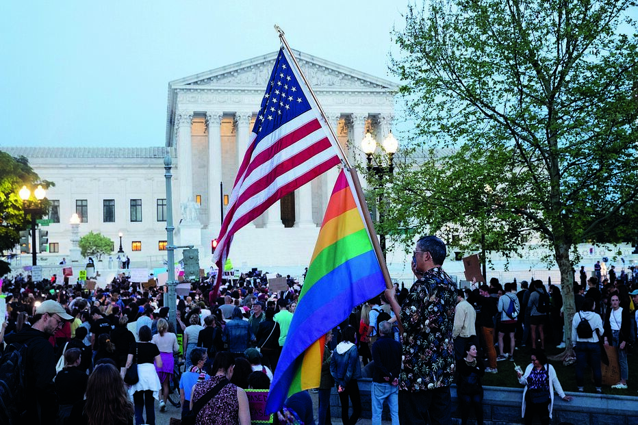 Manifestantes protestam junto ao Supremo Tribunal contra ameaça ao aborto e outros direitos constitucionais 