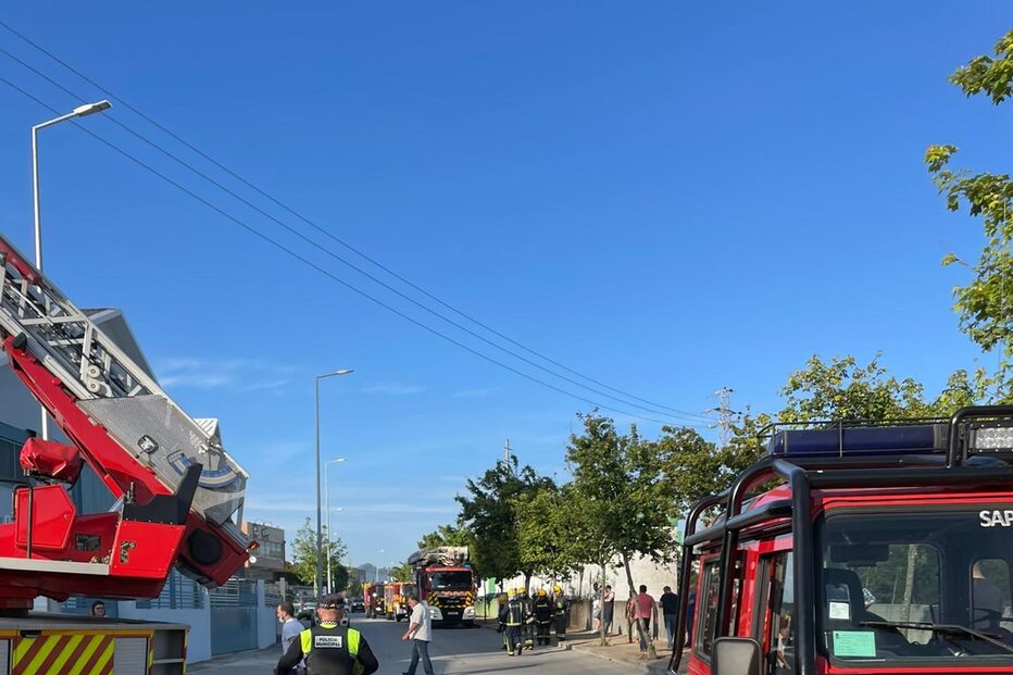 Dois feridos em incêndio num armazém em Canelas, Vila Nova de Gaia
