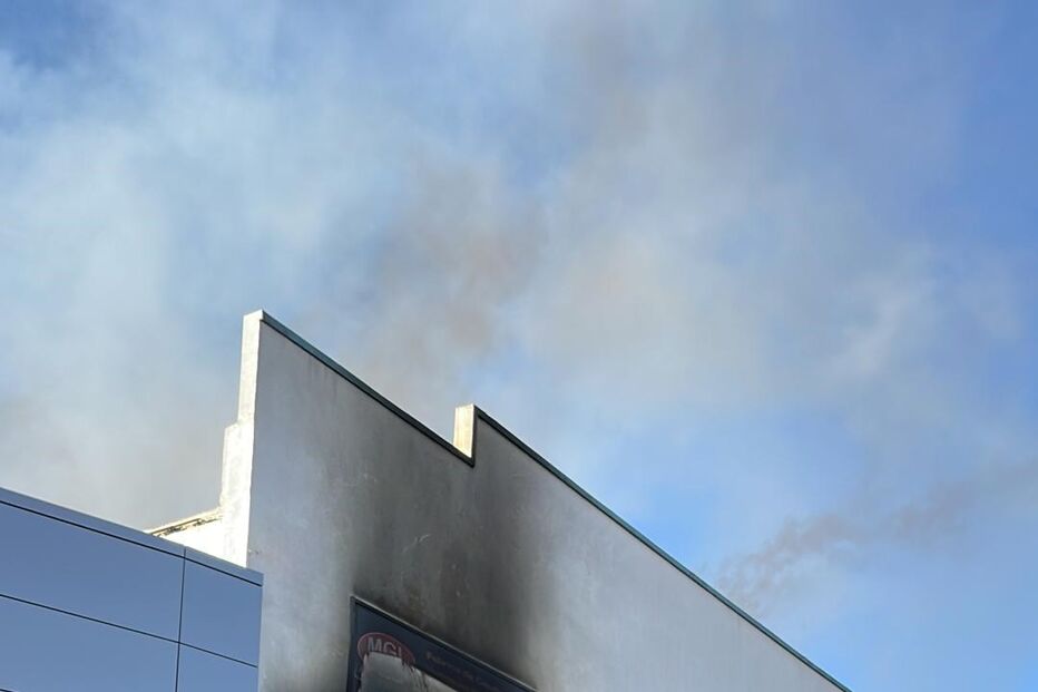 Dois feridos em incêndio num armazém em Canelas, Vila Nova de Gaia