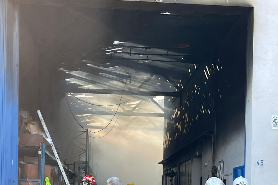 Dois feridos em incêndio num armazém em Canelas, Vila Nova de Gaia