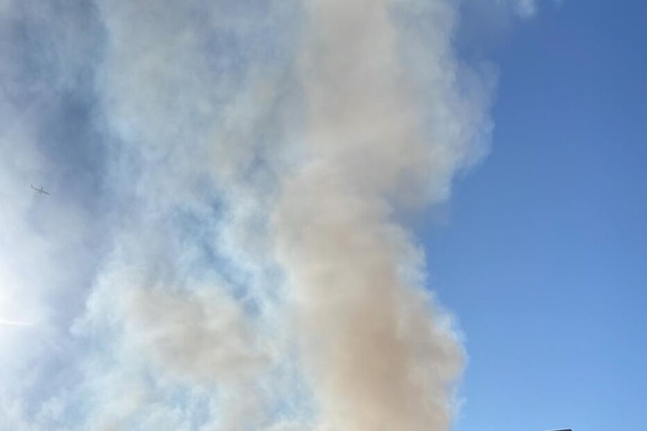 Dois feridos em incêndio num armazém em Canelas, Vila Nova de Gaia