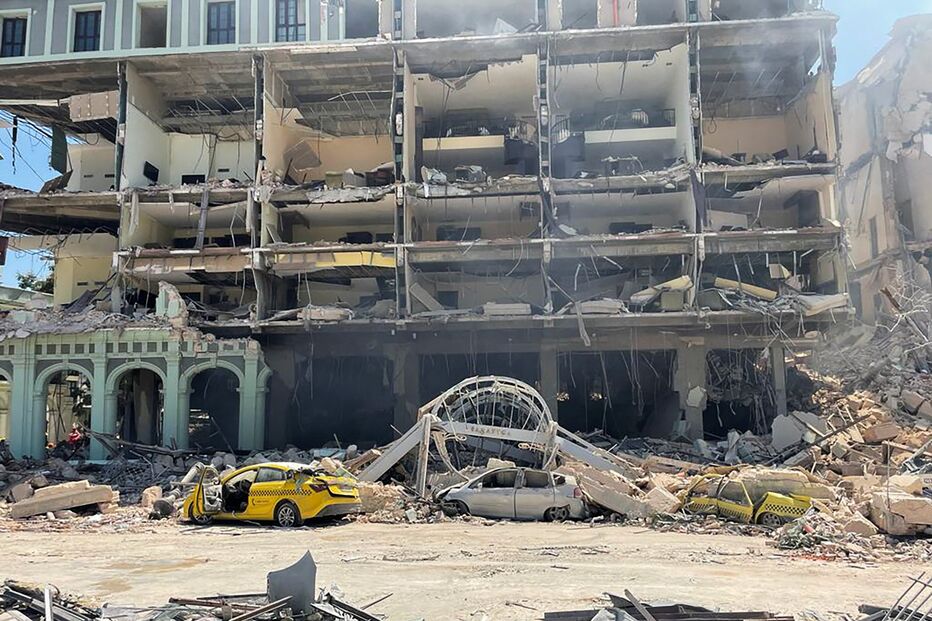 A fachada do Hotel Saratoga e os primeiros três pisos do edifício foram totalmente destruídos pela explosão