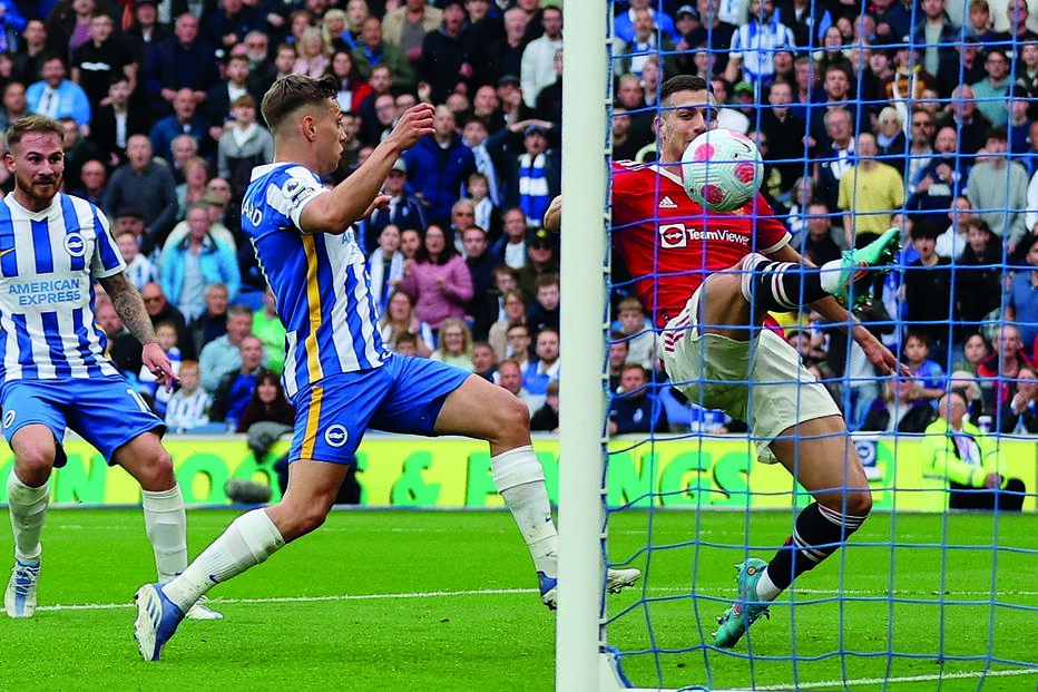 Diogo Dalot tentou quase em cima da linha evitar o quarto golo do Brighton, mas não conseguiu