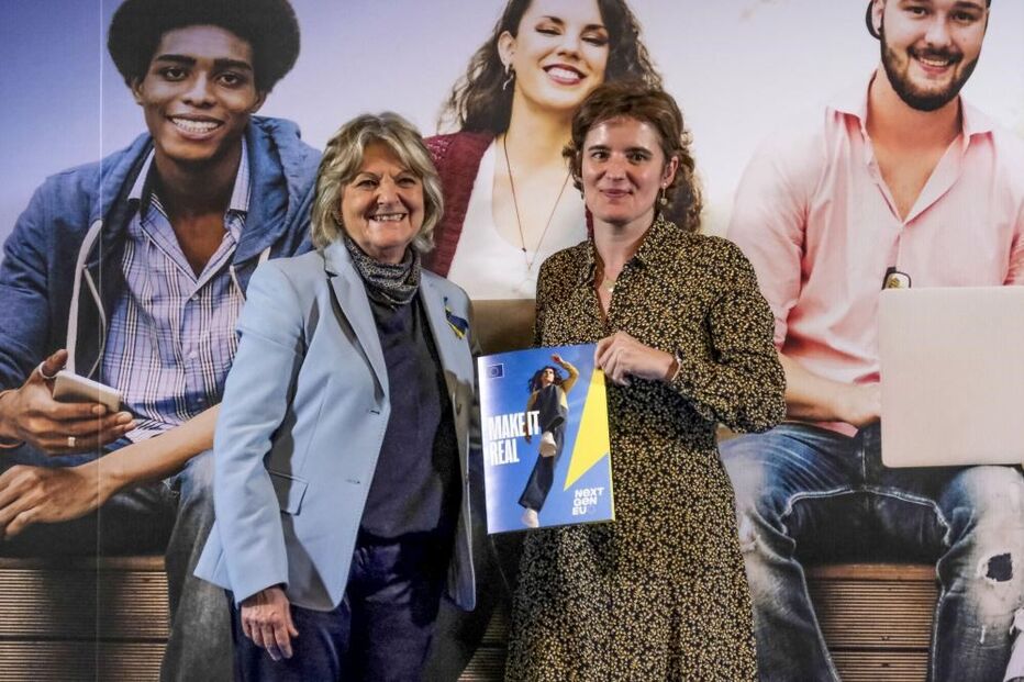 Comissária Europeia, Elisa Ferreira (E), a ministra da Presidência, Mariana Vieira da Silva (D)