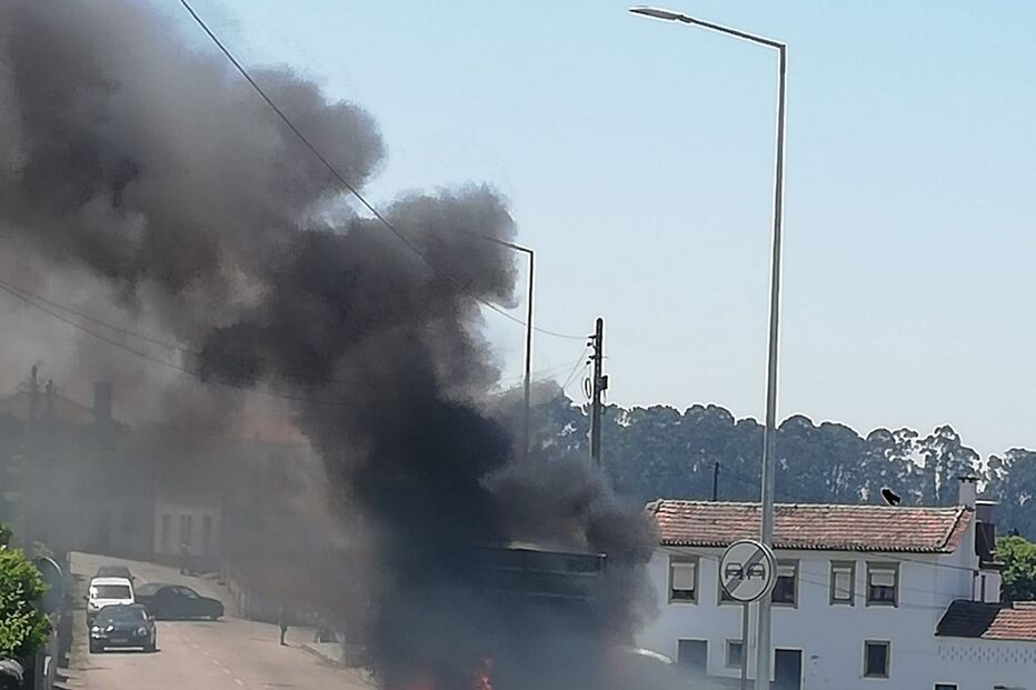 Camião incendia-se na Estrada Nacional 109-4 em Santa Maria da Feira