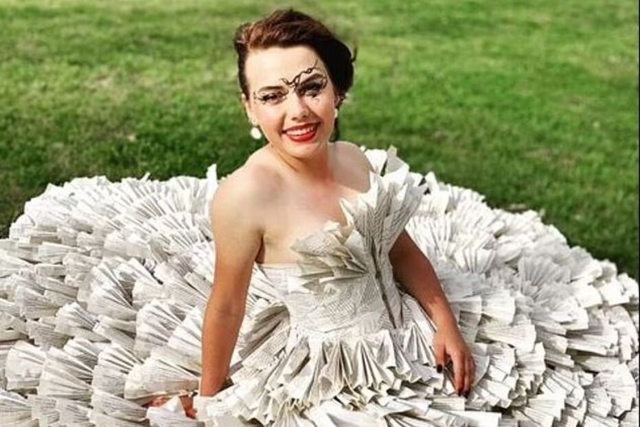 Jovem cria vestido único feito a partir de páginas dos livros de 'Harry Potter'