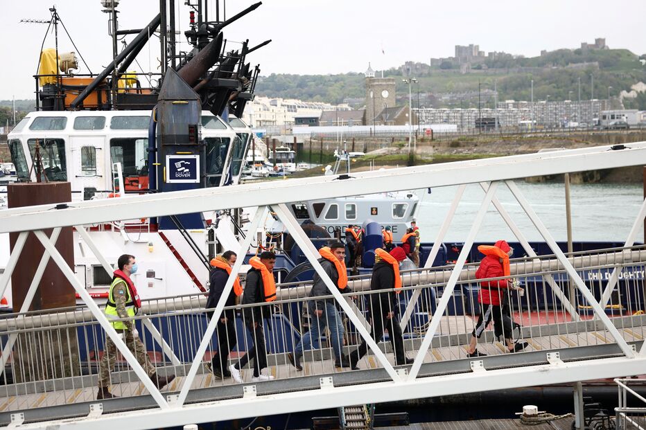 Migrantes tentam atravessar Canal da Mancha
