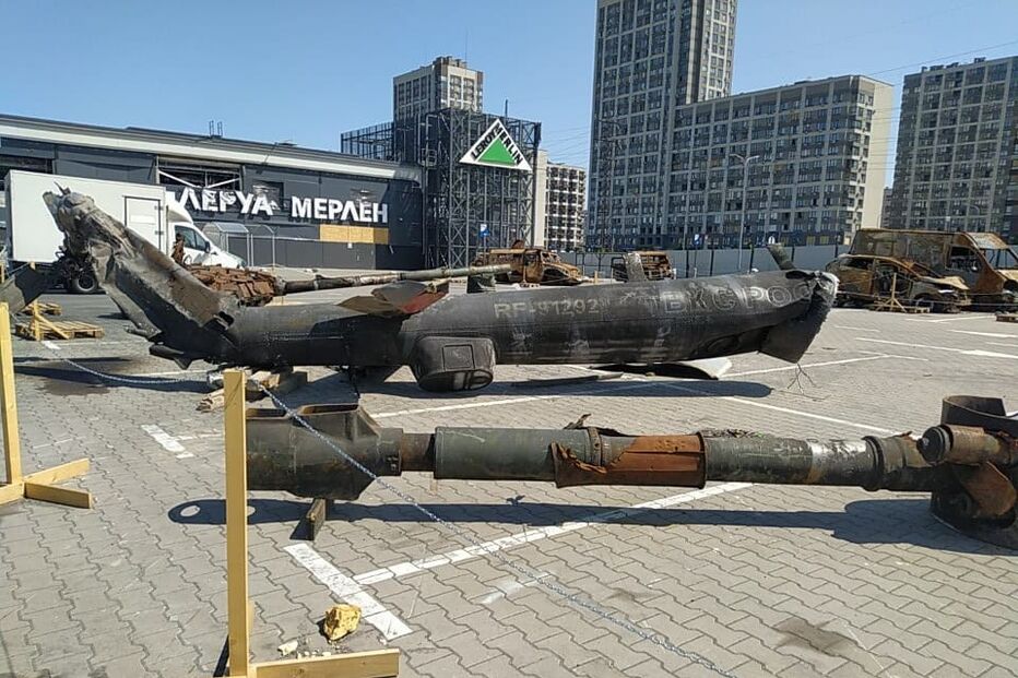 equipamento militar russo destruído, guerra na ucrânia, centro comercial 