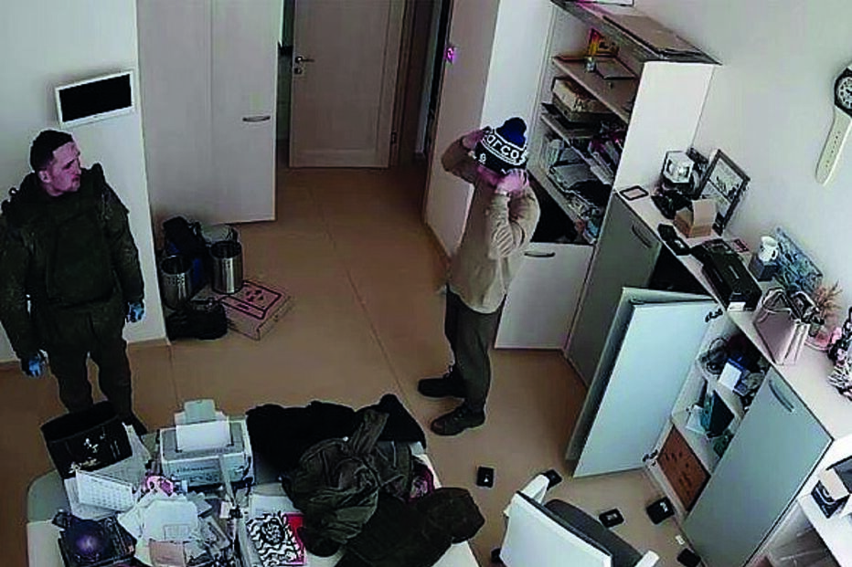 Vídeo mostra militares russos a disparar sobre civis e a saquear o local