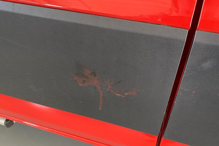 Algumas pessoas começaram a dar murros e pontapés na ambulância e tentaram mesmo entrar no veículo