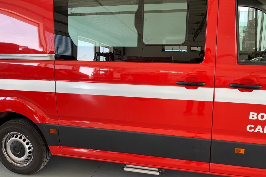 Algumas pessoas começaram a dar murros e pontapés na ambulância e tentaram mesmo entrar no veículo