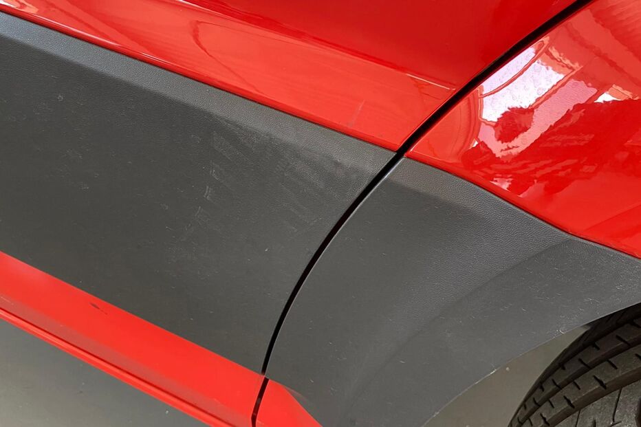 Algumas pessoas começaram a dar murros e pontapés na ambulância e tentaram mesmo entrar no veículo