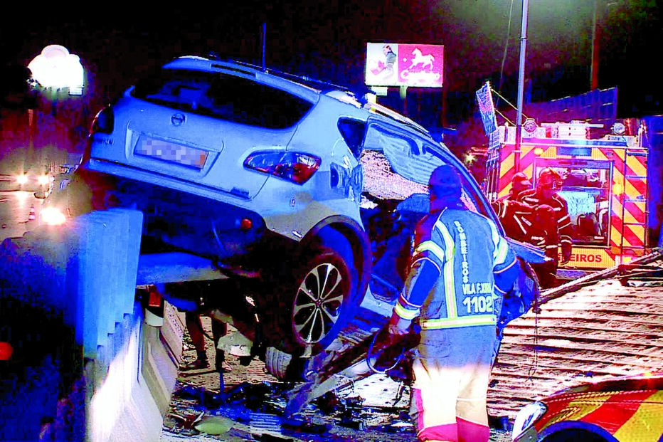 Embate com carro em contramão na A1