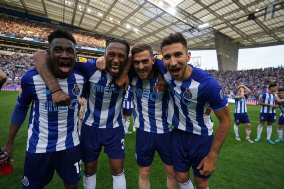 Jogadores celebram título no relvado do Estádio do Dragão