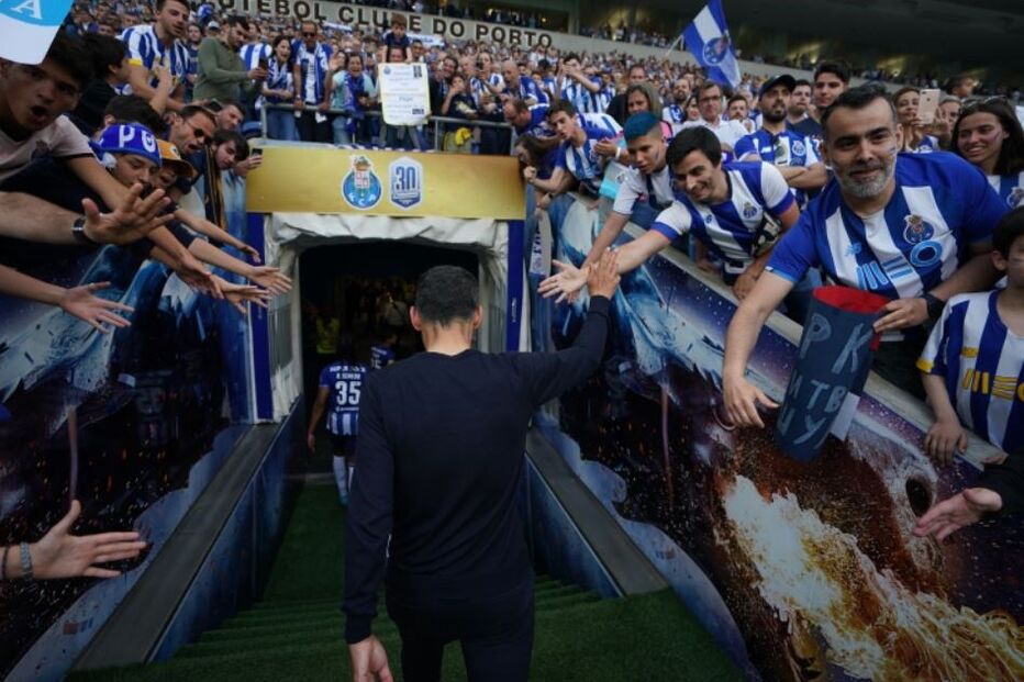 Sérgio Conceição entra no balneário depois do jogo
