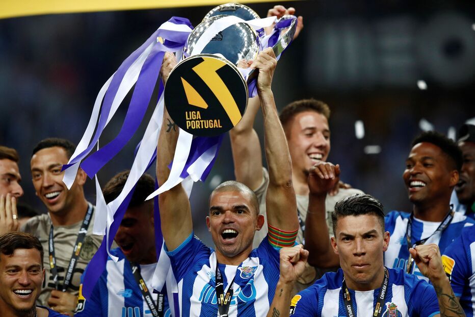 Pepe ergue taça dos campeões