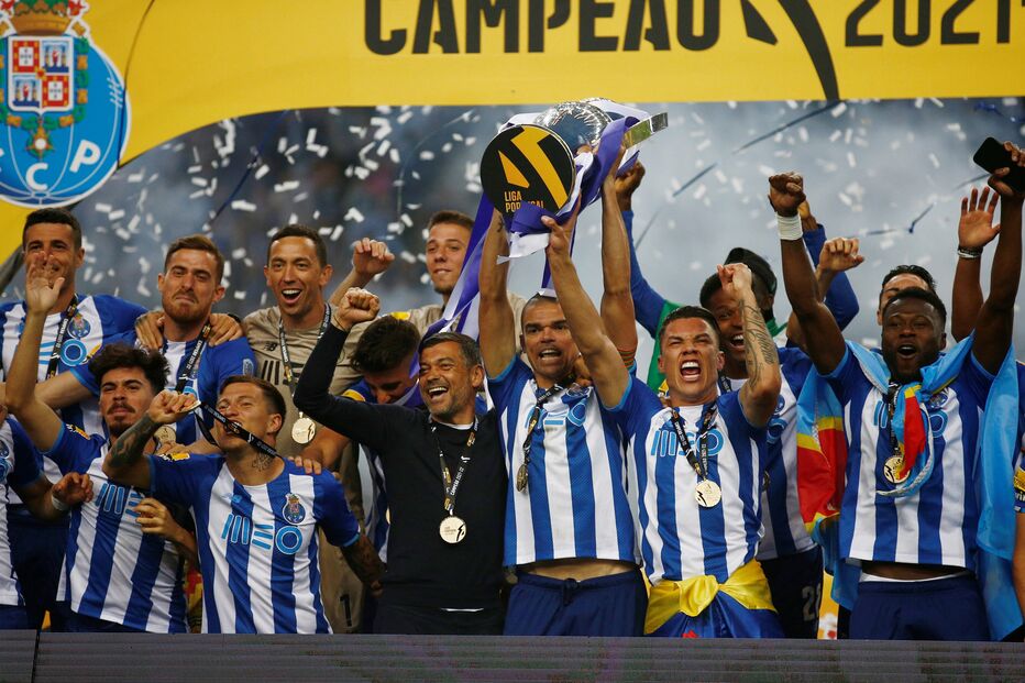 Campeões erguem a taça da época
