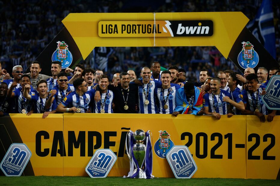 Campeões erguem a taça da época