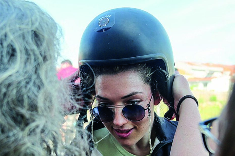 Um grupo de ‘motards’ também se juntaram à iniciativa solidária e até levaram marta a dar uma volta de mota. A jovem não escondeu o entusiasmo 