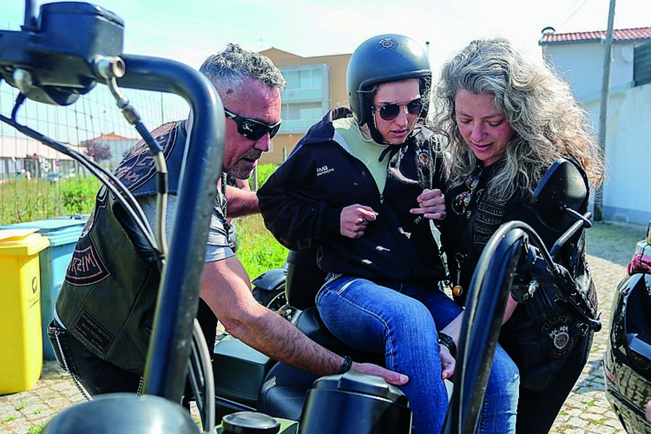 Um grupo de ‘motards’ também se juntaram à iniciativa solidária e até levaram marta a dar uma volta de mota. A jovem não escondeu o entusiasmo 