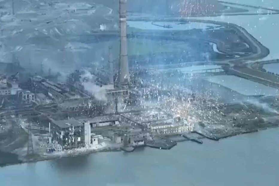 Captadas imagens de bombas de fósforo a atingir a fábrica metalúrgica Azovstal, na Ucrânia