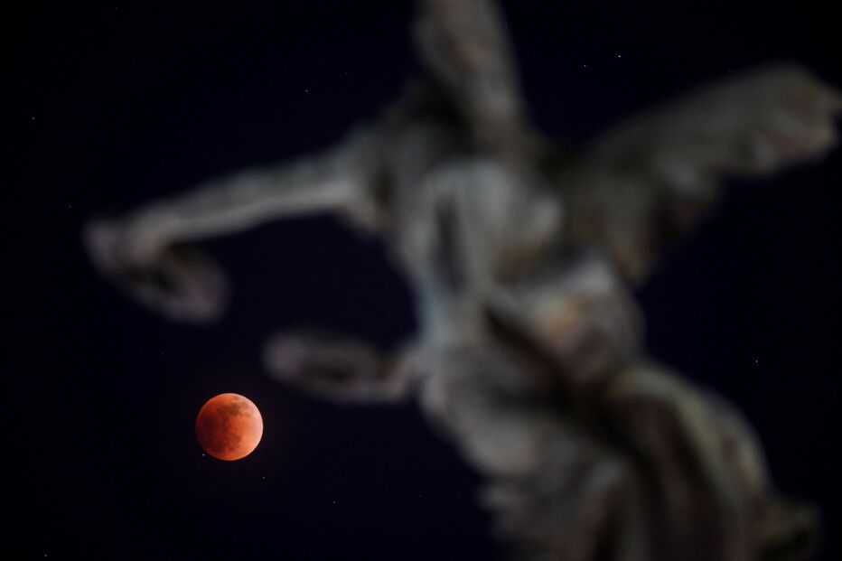 “Lua de Sangue” iluminou os céus no primeiro eclipse lunar do ano