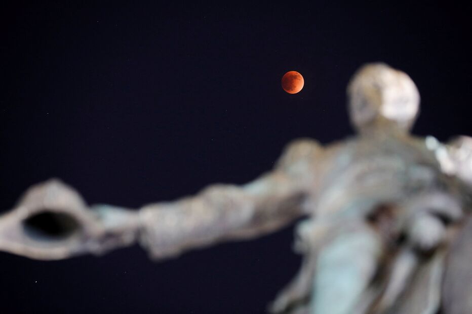 “Lua de Sangue” iluminou os céus no primeiro eclipse lunar do ano