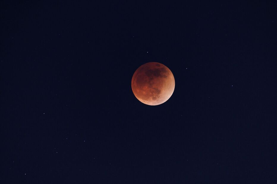“Lua de Sangue” iluminou os céus no primeiro eclipse lunar do ano