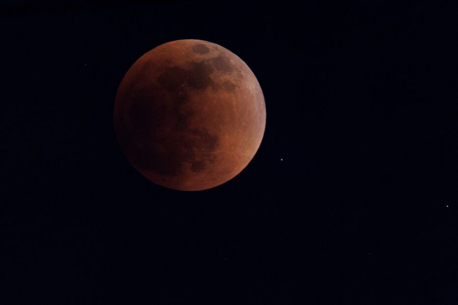 “Lua de Sangue” iluminou os céus no primeiro eclipse lunar do ano