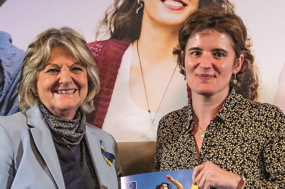 Elisa Ferreira entrega o primeiro cheque da bazuca a Mariana Vieira da Silva 