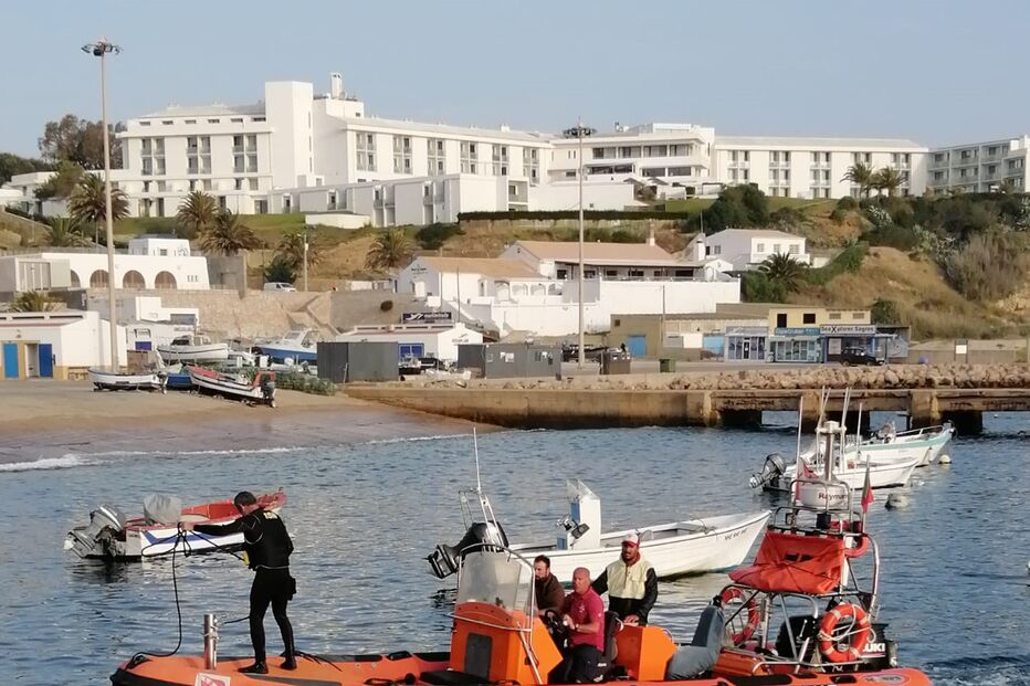 Pescadores resgatados na praia do Tonel, Sagres