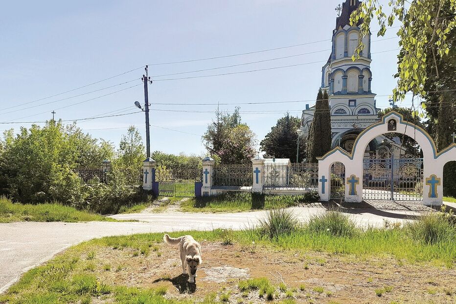 Uma igreja  parece guardar a memória dos dias anteriores a abril de 1986 
