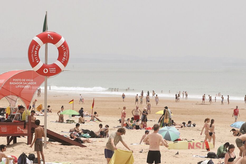 Carcavelos, esta sexta-feira, com as nuvens a marcar a paisagem e as temperaturas próximas de 30 graus
