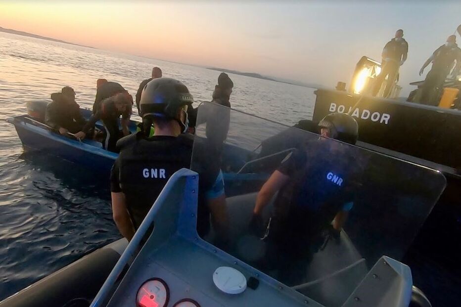 GNR resgata oito migrantes ao largo da ilha de Sardenha em Itália 