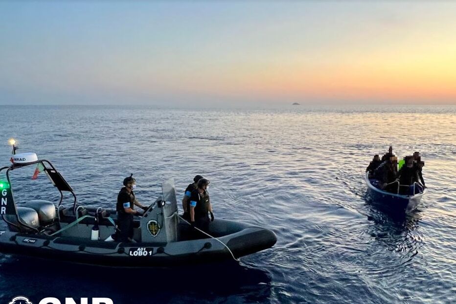 GNR resgata oito migrantes ao largo da ilha de Sardenha em Itália 