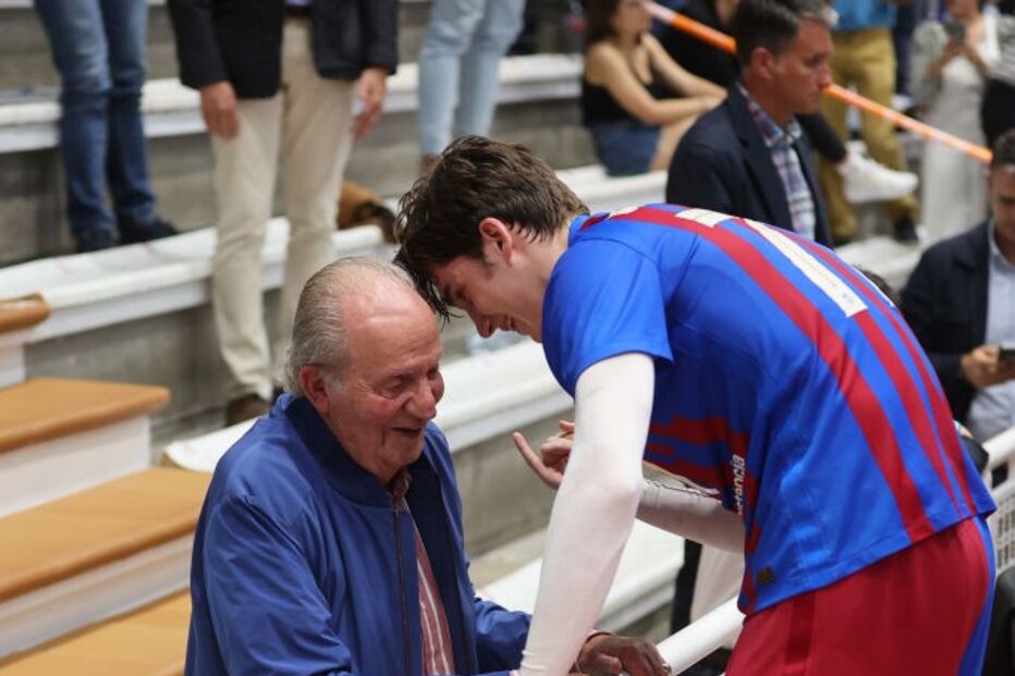 Juan Carlos cumprimentado pelo neto, Pablo Urdangarin 