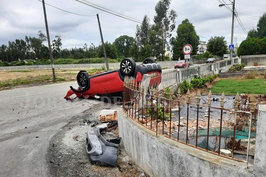 Carro capotado Albergaria