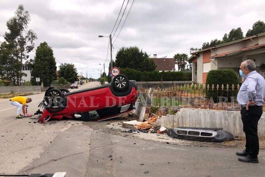 Carro capotado Albergaria