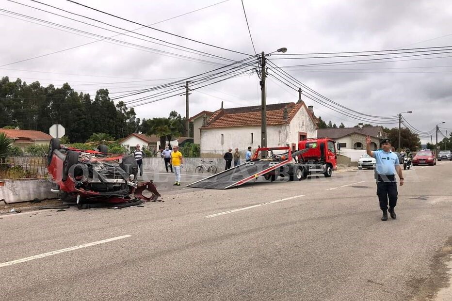 Carro capotado Albergaria